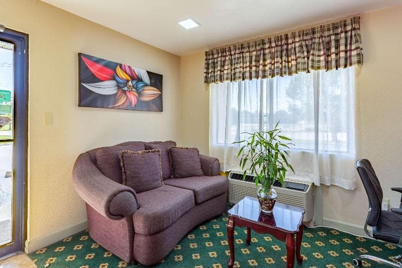 Econo Lodge 5