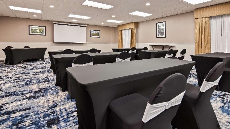 Best Western Plus Kansas City Airport-KCI East 4