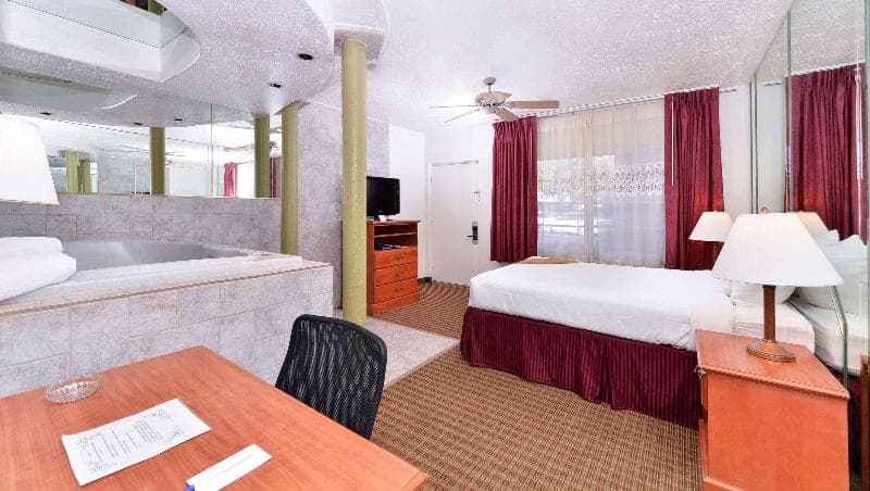 The Classic Desert Aire Hotel 4