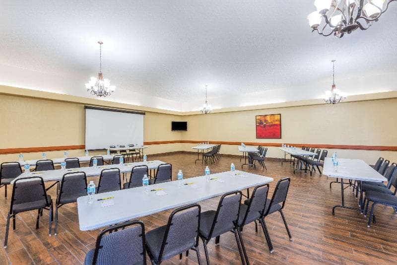 Super 8 by Wyndham Clovis photo 1