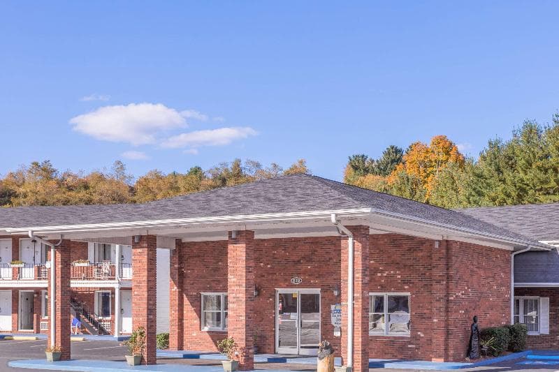 Days Inn by Wyndham West Jefferson 5