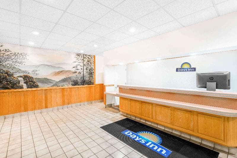 Days Inn by Wyndham West Jefferson 4