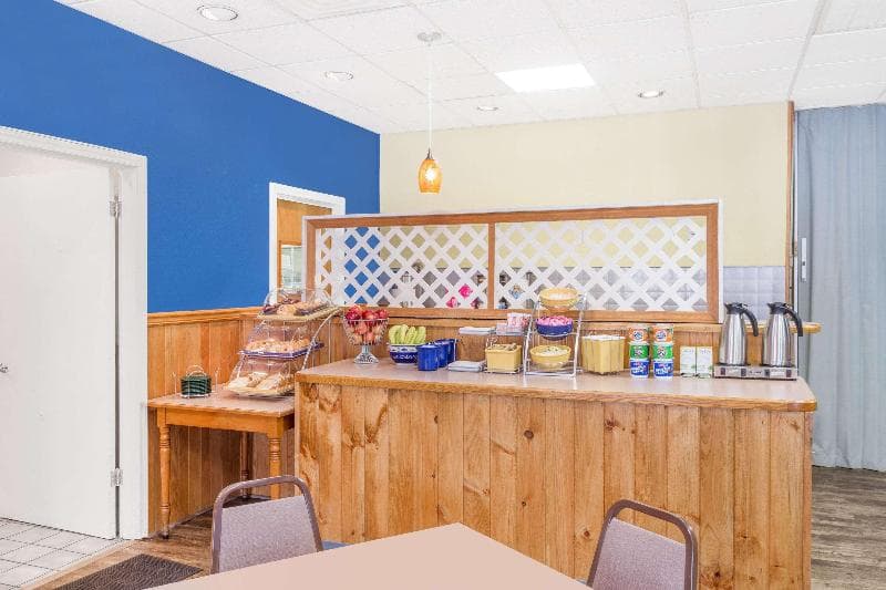 Days Inn by Wyndham West Jefferson 2