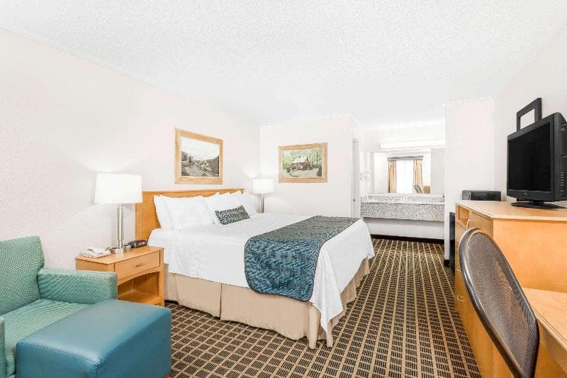 Days Inn by Wyndham West Jefferson 3