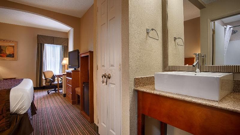 Best Western Plus Edison Inn 4