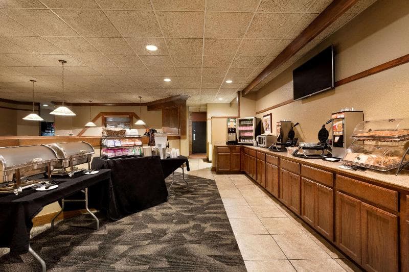 Ramada by Wyndham Fargo 4