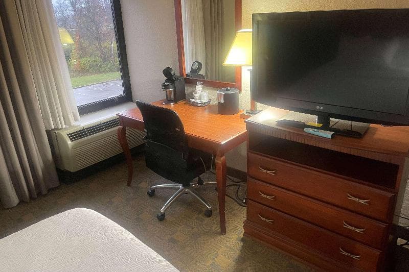 Days Inn by Wyndham Englewood Dayton Airport 4