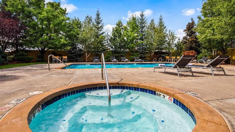 Best Western Plus Olympic Inn 2