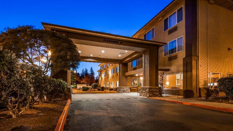 Best Western Plus Cascade Inn & Suites 2