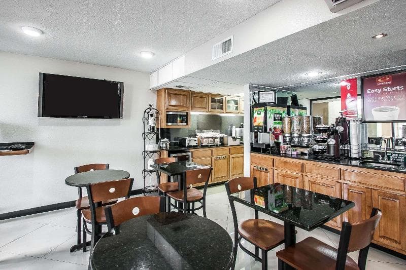 Econo Lodge Inn & Suites Memphis 2