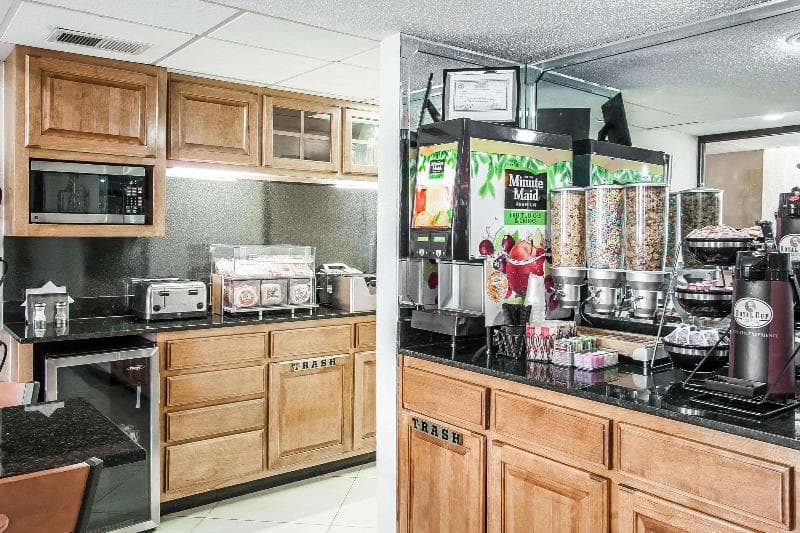 Econo Lodge Inn & Suites Memphis 4