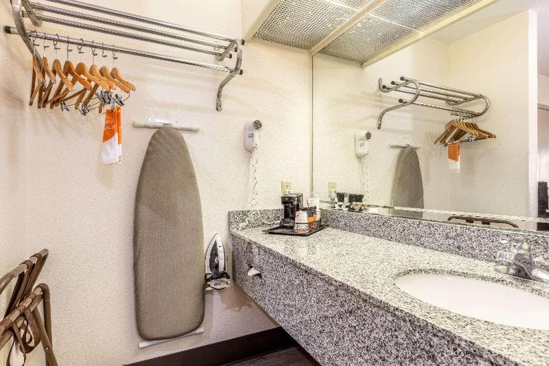 Econo Lodge Inn & Suites Memphis 5