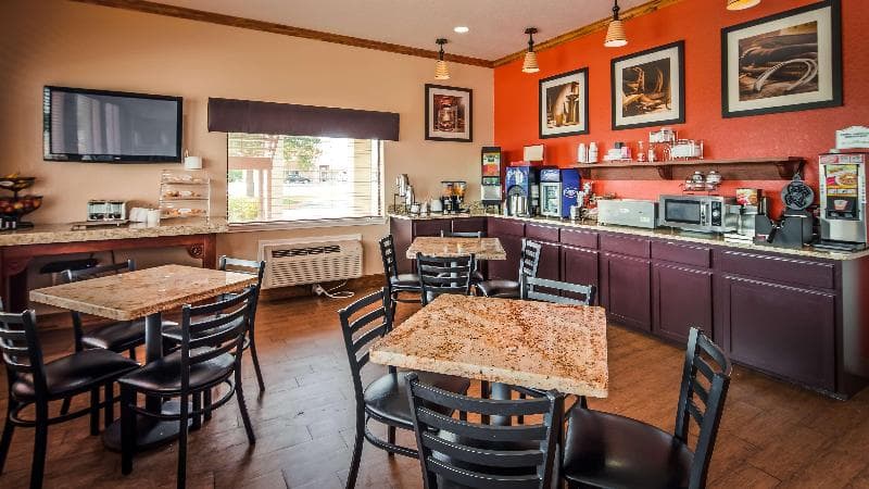 SureStay Hotel by Best Western Floresville 2