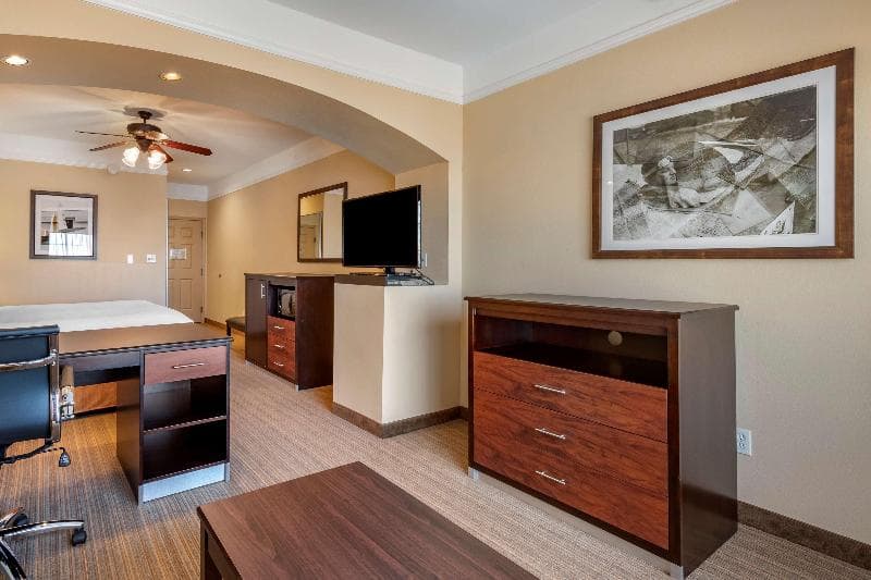 Best Western Plus Monica Royale Inn & Suites 3