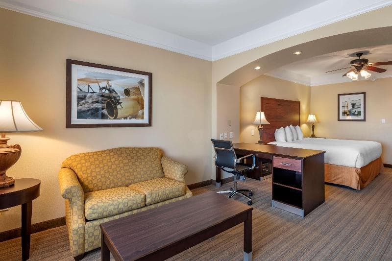 Best Western Plus Monica Royale Inn & Suites 4
