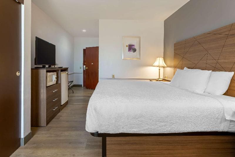 Best Western Plus South Hill Inn 4