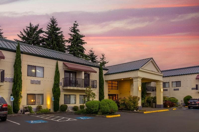 Best Western Plus Plaza by the Green 4