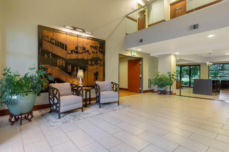 Best Western Plus Plaza by the Green 5