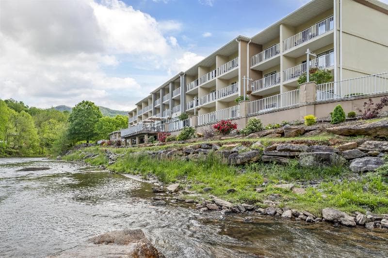 Best Western Plus River Escape Inn & Suites 3