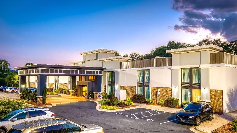 Best Western Plus Yadkin Valley Inn & Suites 2