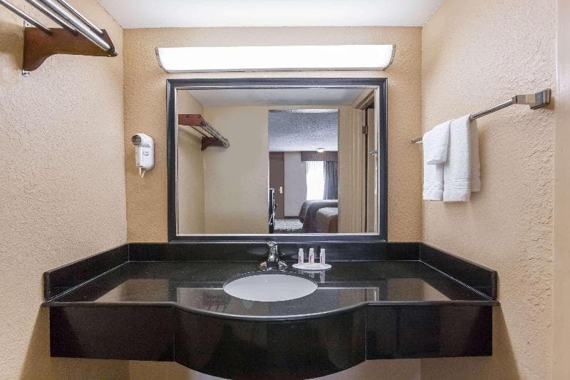 Super 8 by Wyndham Atoka 4