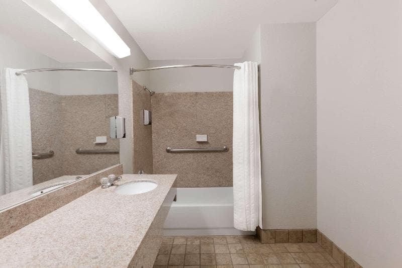 Super 8 by Wyndham Cleburne 3