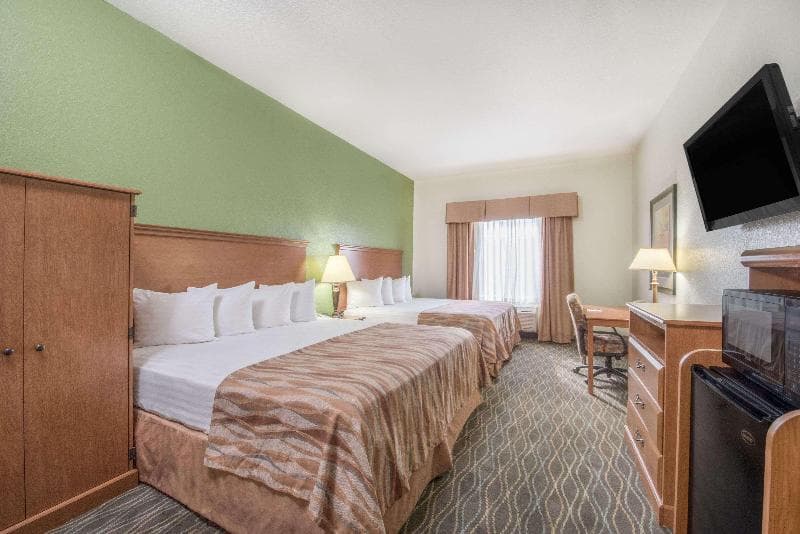 Baymont by Wyndham Pearsall 3