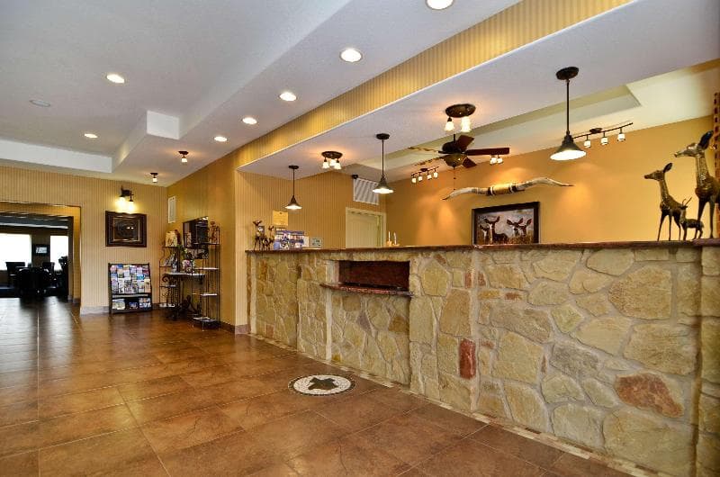 Blanco Luxury Inn & Suites 4