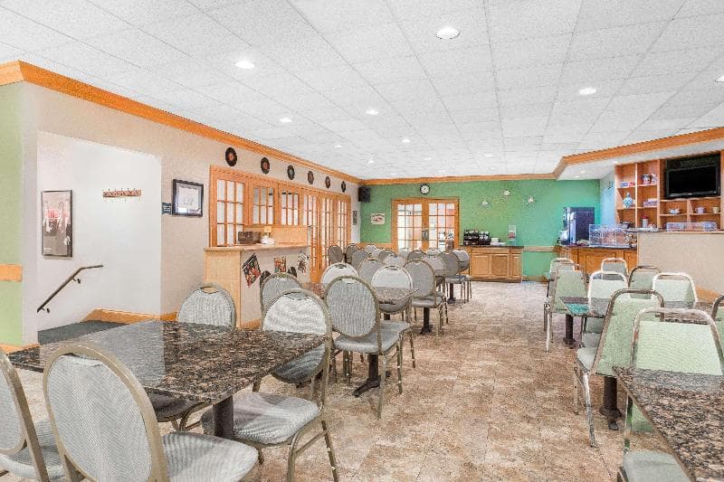 Ramada by Wyndham Waupaca 4