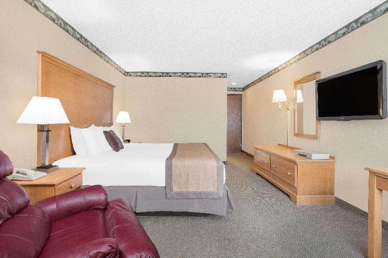 Ramada by Wyndham Waupaca 5