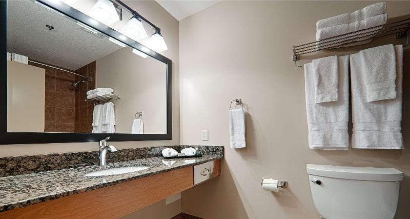 Best Western Plus Chateau Inn Sylvan Lake 4