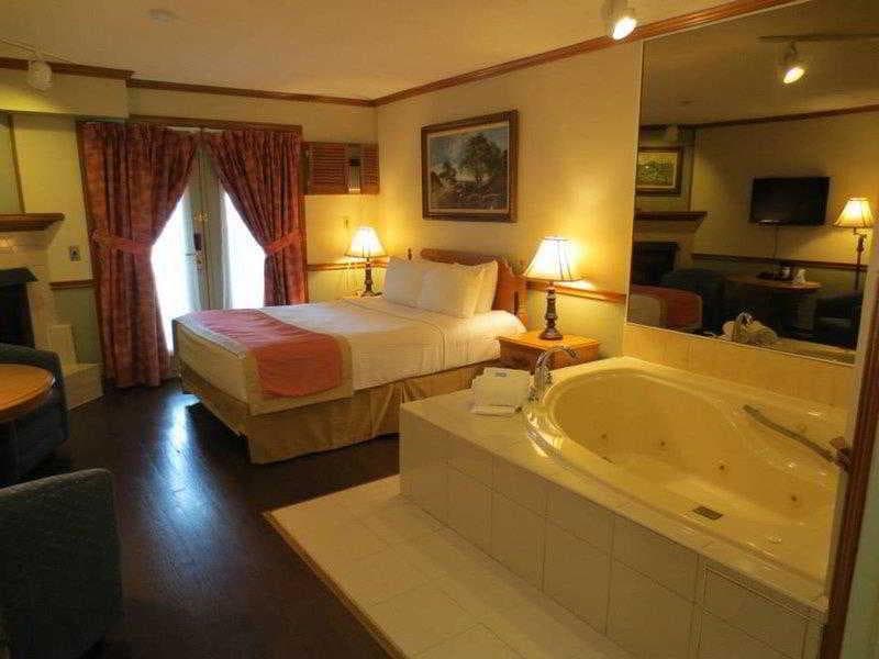 Super 8 by Wyndham Gananoque/Country Squire Resort 3