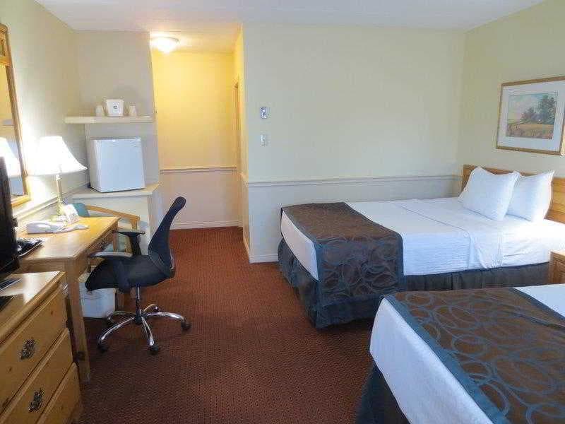 Super 8 by Wyndham Gananoque/Country Squire Resort 5