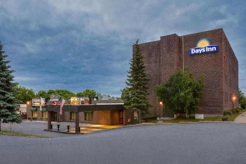 Days Inn by Wyndham Renfrew Conference Centre photo 1