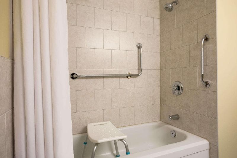 Days Inn by Wyndham Renfrew Conference Centre 5