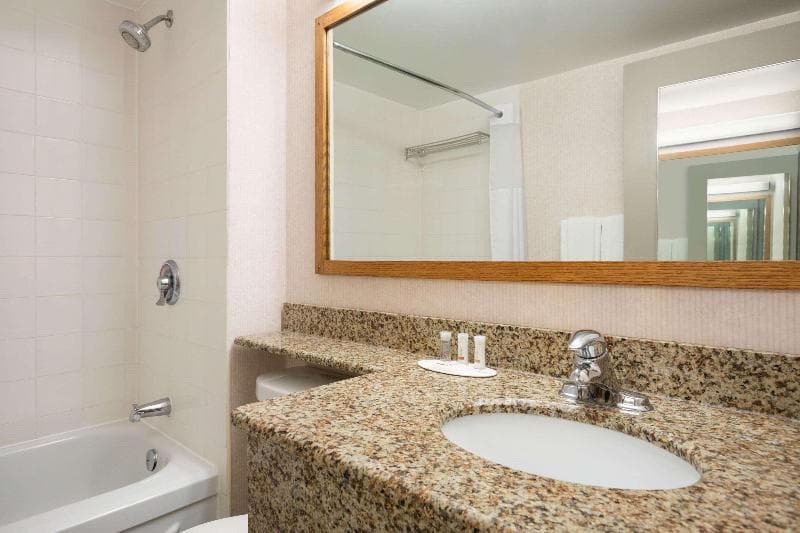 Days Inn by Wyndham Renfrew Conference Centre 4