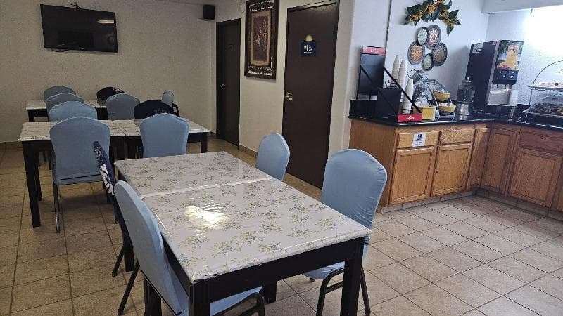 Days Inn & Suites by Wyndham Artesia 4