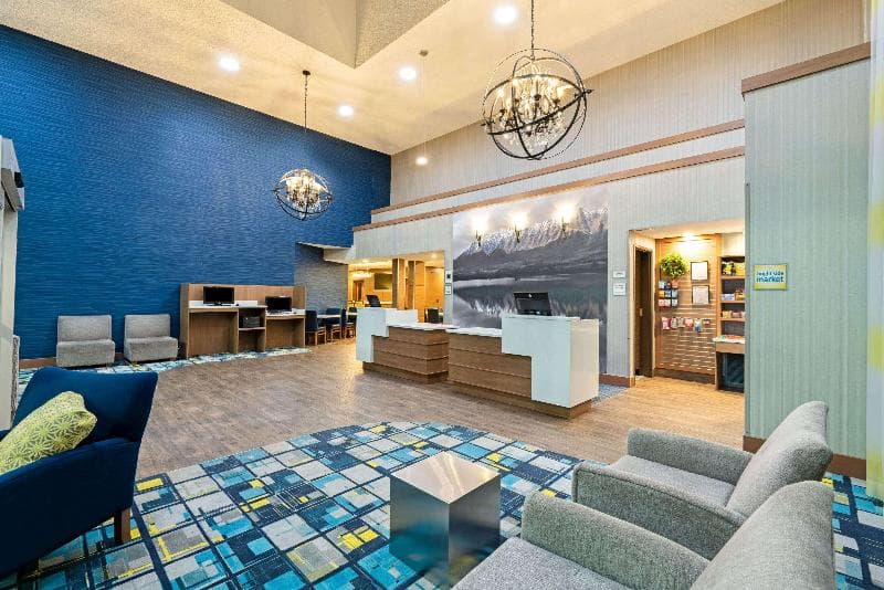 La Quinta Inn & Suites by Wyndham Logan 5