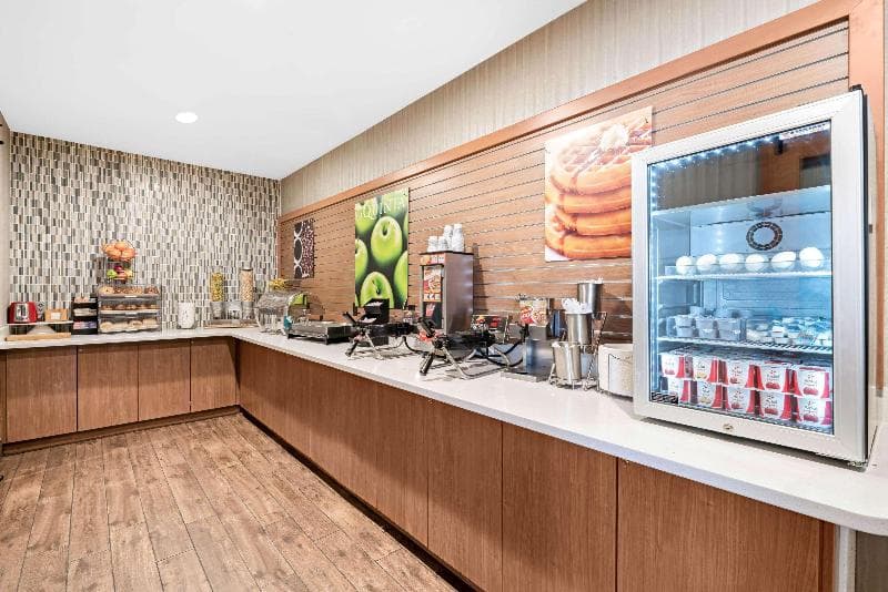 La Quinta Inn & Suites by Wyndham Logan 3