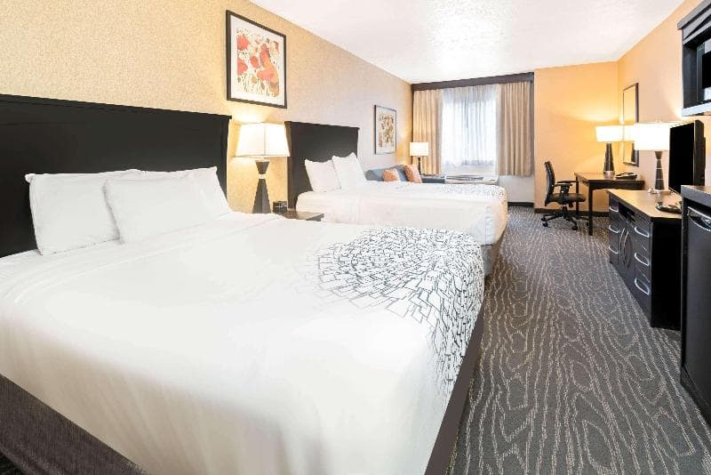 La Quinta Inn & Suites by Wyndham Logan 4