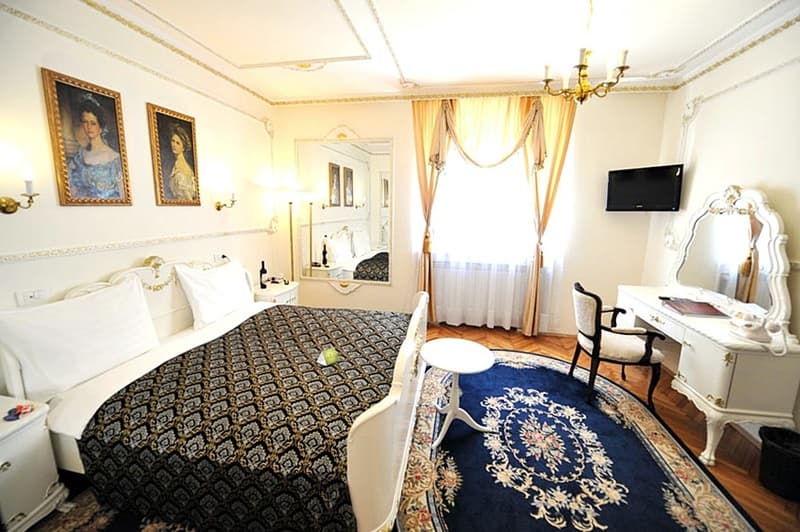 Queen's Astoria 3