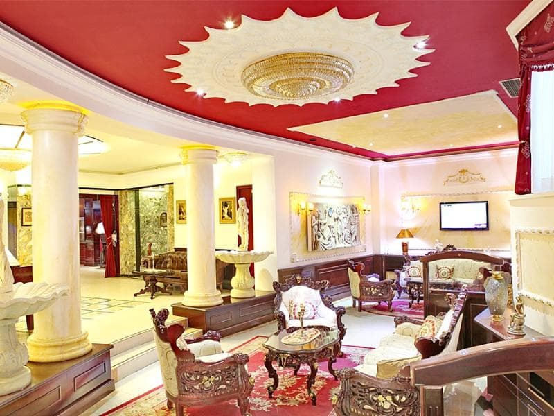 Queen's Astoria 5