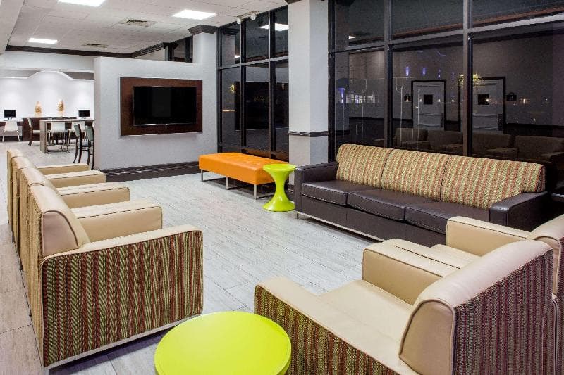 Days Inn & Suites by Wyndham Orlando Airport 3