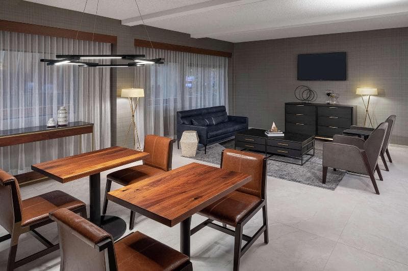 DoubleTree by Hilton Hotel Newark Airport 4
