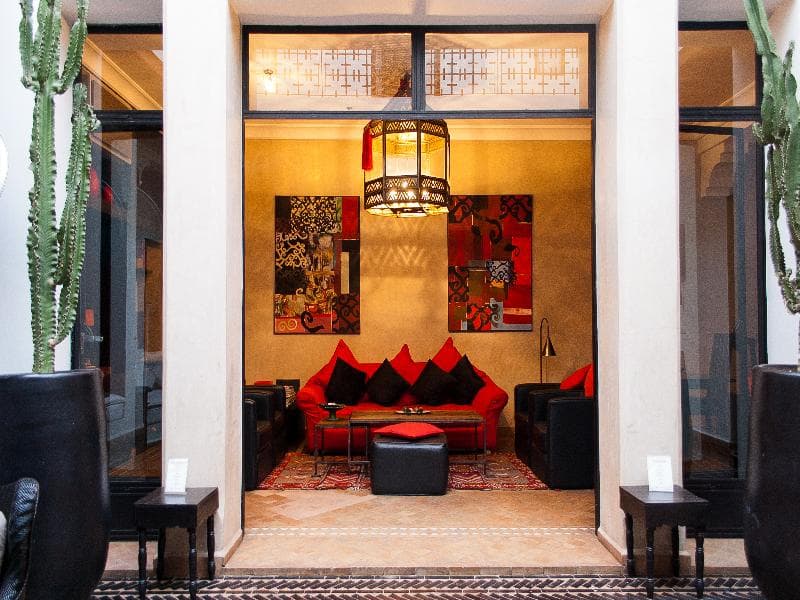 Riad Akka main