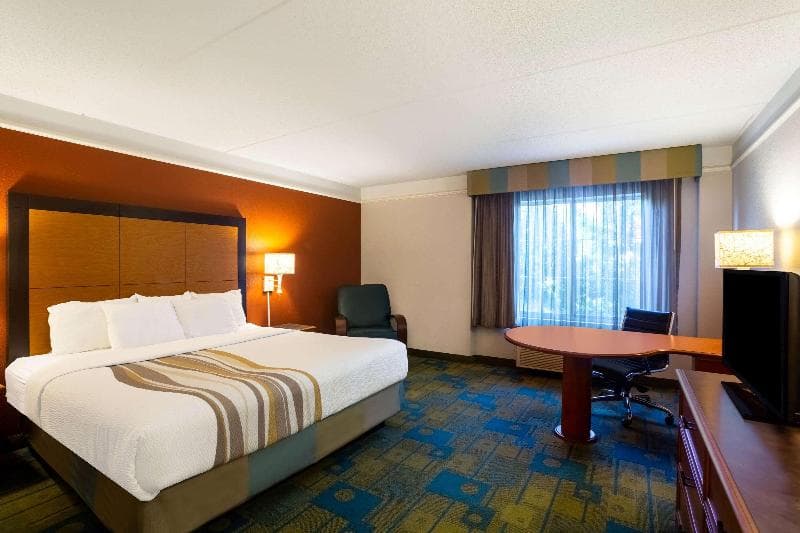 La Quinta Inn & Suites by Wyndham Charlotte Airport South 2