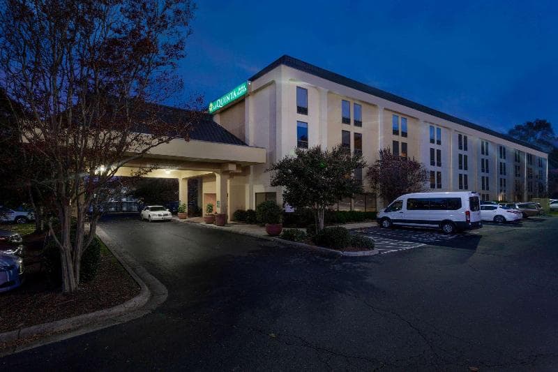 La Quinta Inn & Suites by Wyndham Charlotte Airport North 3