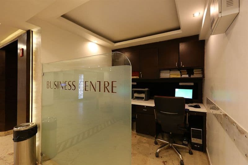 Le Roi Delhi Hotel 5