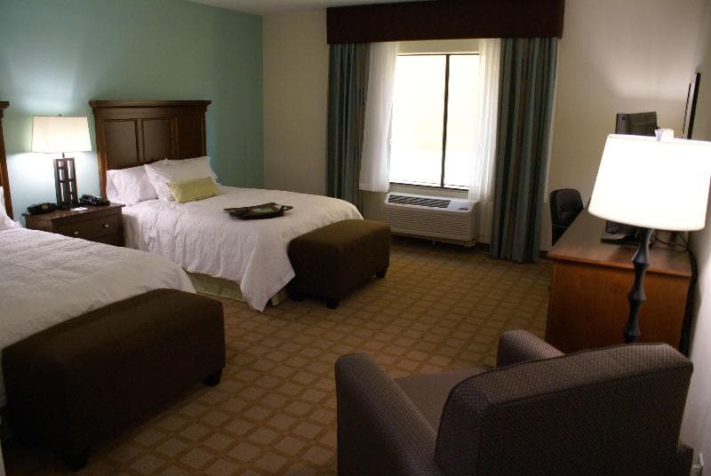 Hampton Inn & Suites Center 5