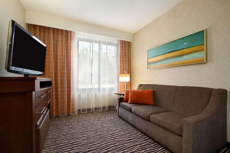 Embassy Suites by Hilton Fayetteville Fort Liberty 5